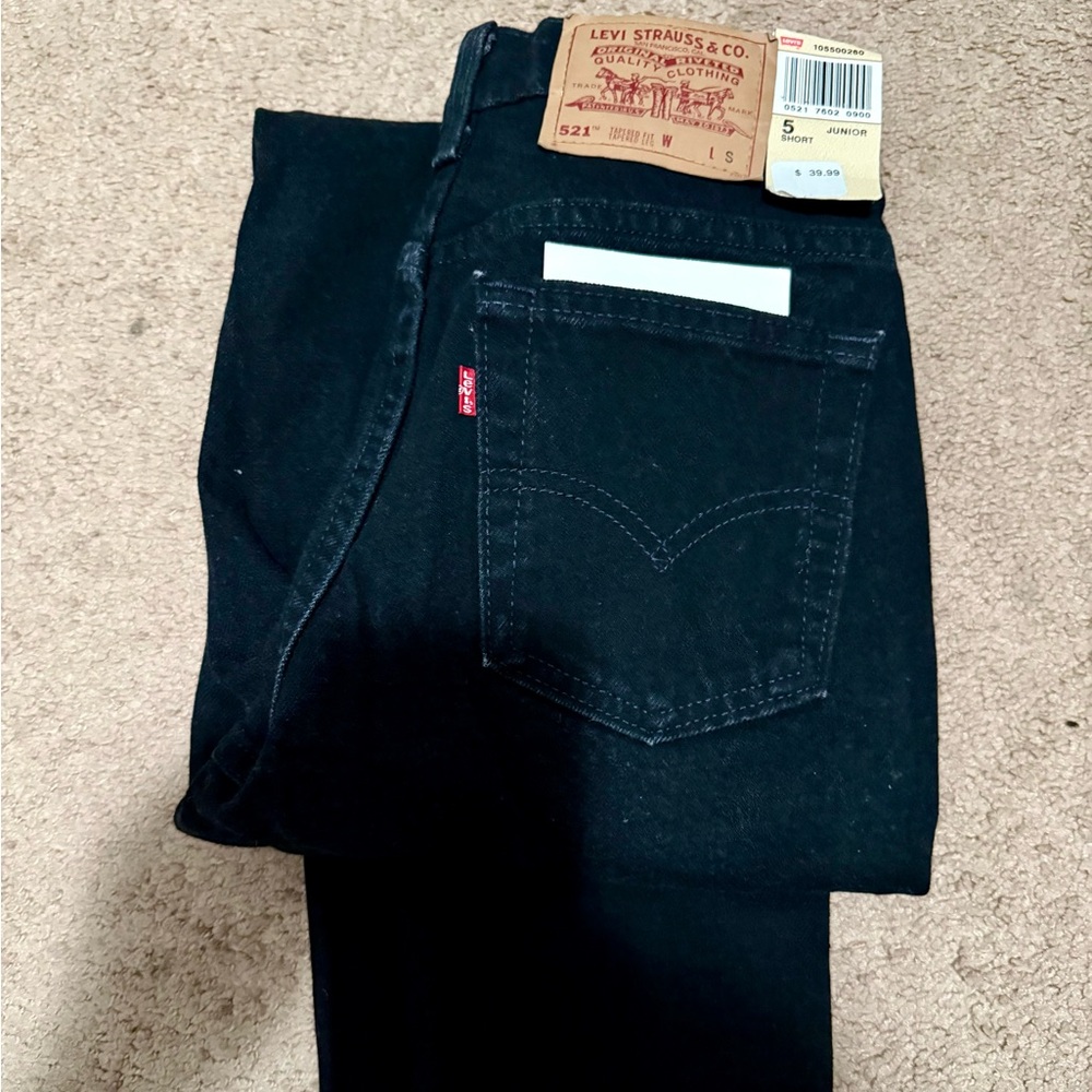 521 Levi's Women’s Slim Black Jeans. Tapered fit and leg size Size 6 SHT / 24x28